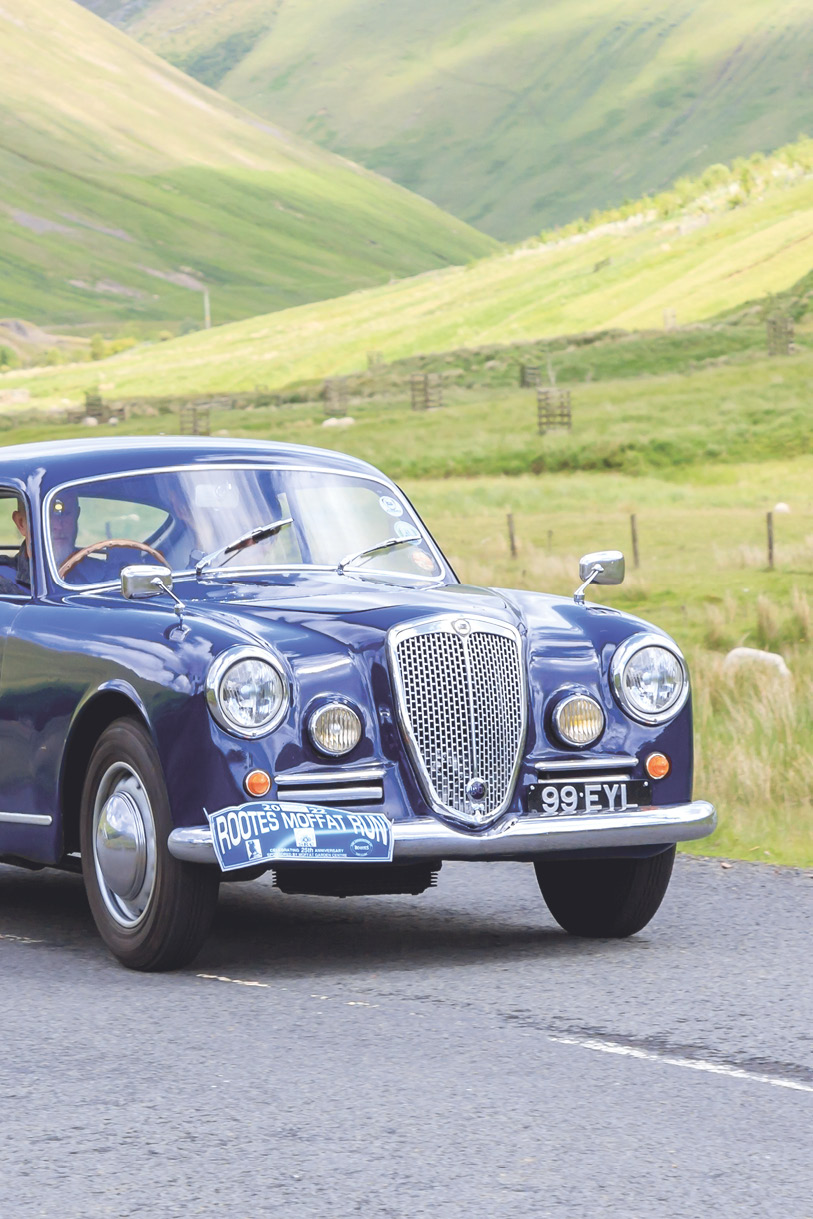 Lancia Aurelia rijdend in de natuur