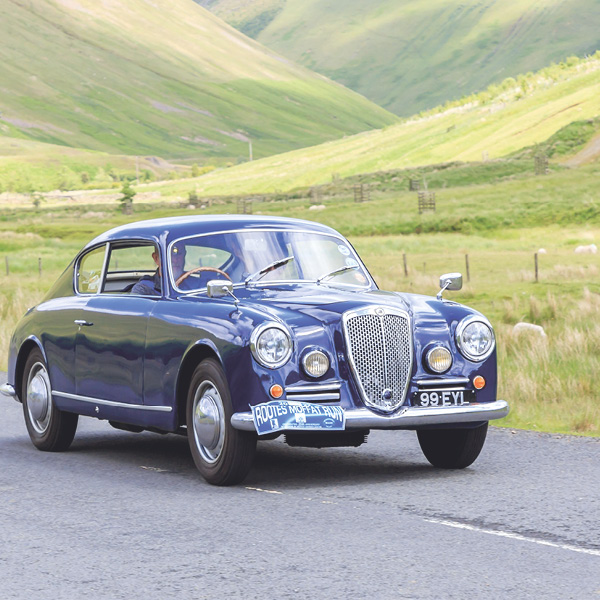 Lancia Aurelia rijdend in de natuur