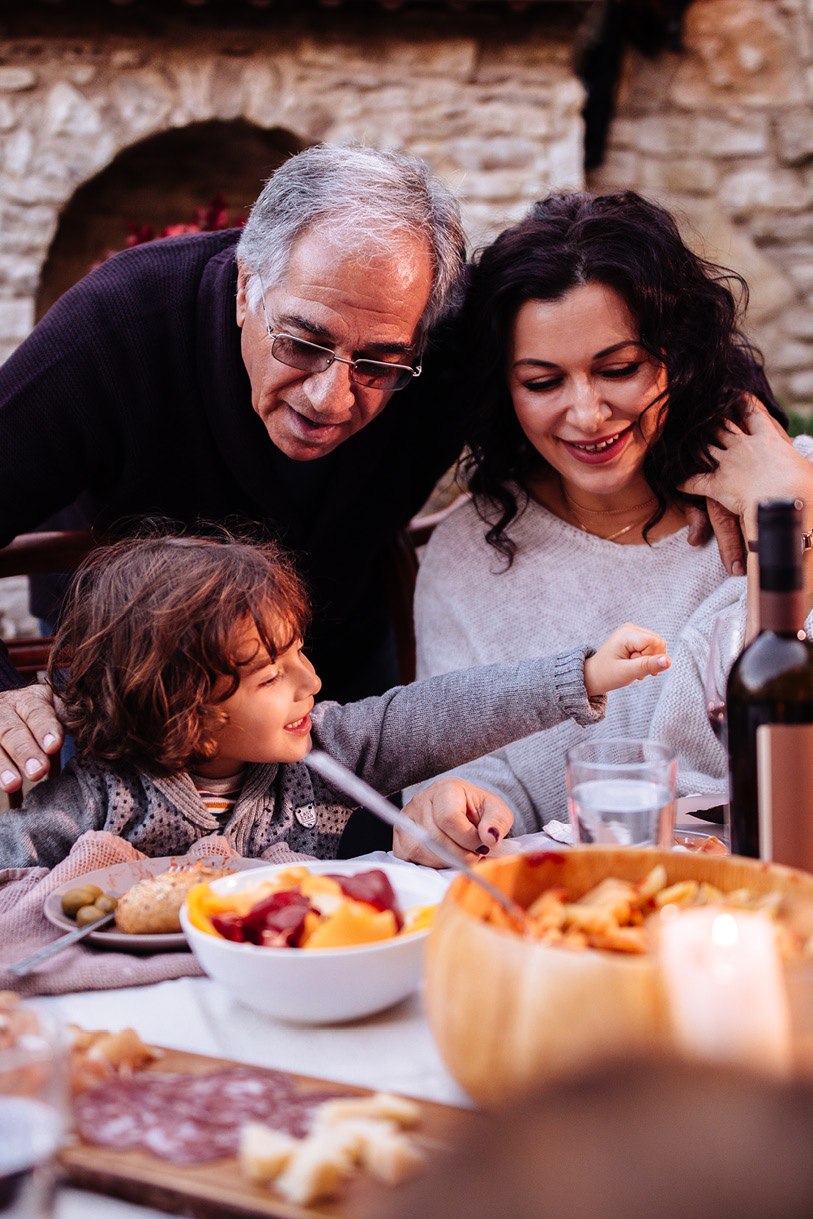 Italiaanse familie diner buiten gezellig wijn opa moeder kind