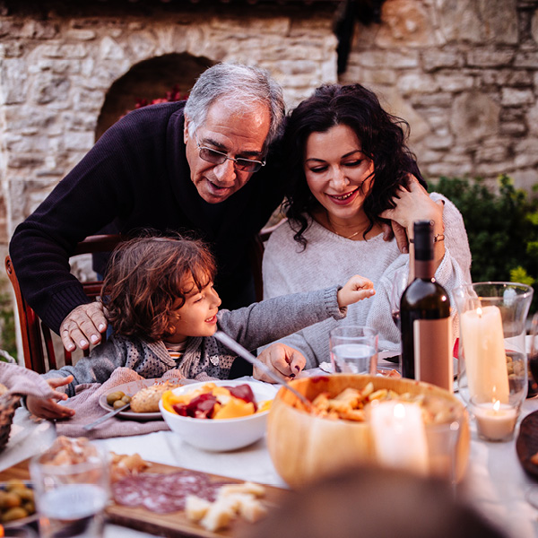 Italiaanse familie diner buiten gezellig wijn opa moeder kind