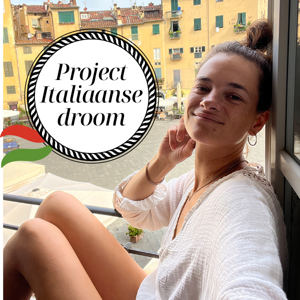 Liesbeth lachend in raamkozijn in italiaans appartement met pasta en witte wijn