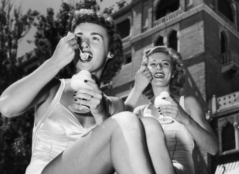 Vrouwen in de zomer ijsje eten