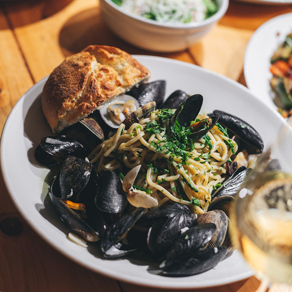 Pasta met mosselen, recept glass wit wijn restaurant