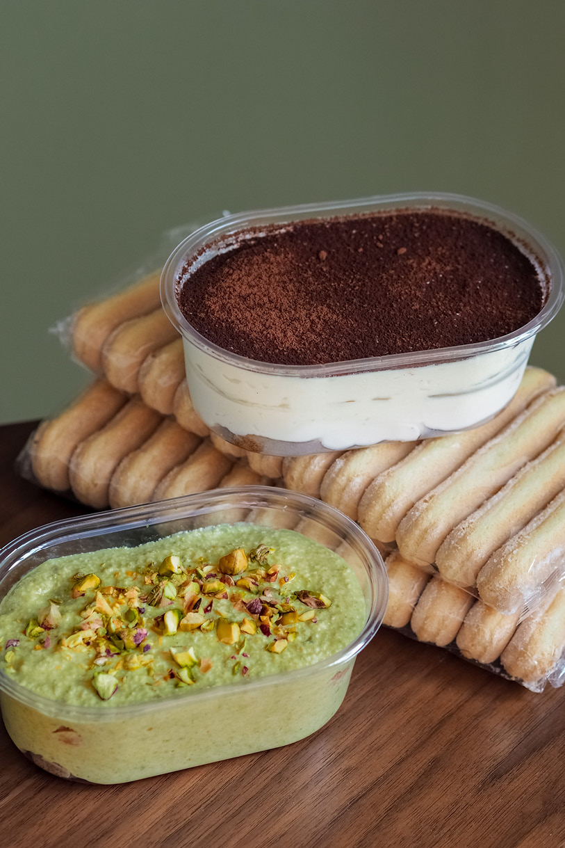 tiramisu uit een bakje met zoete suiker lange vingers en avocado