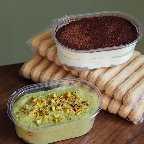 tiramisu uit een bakje met zoete suiker lange vingers en avocado