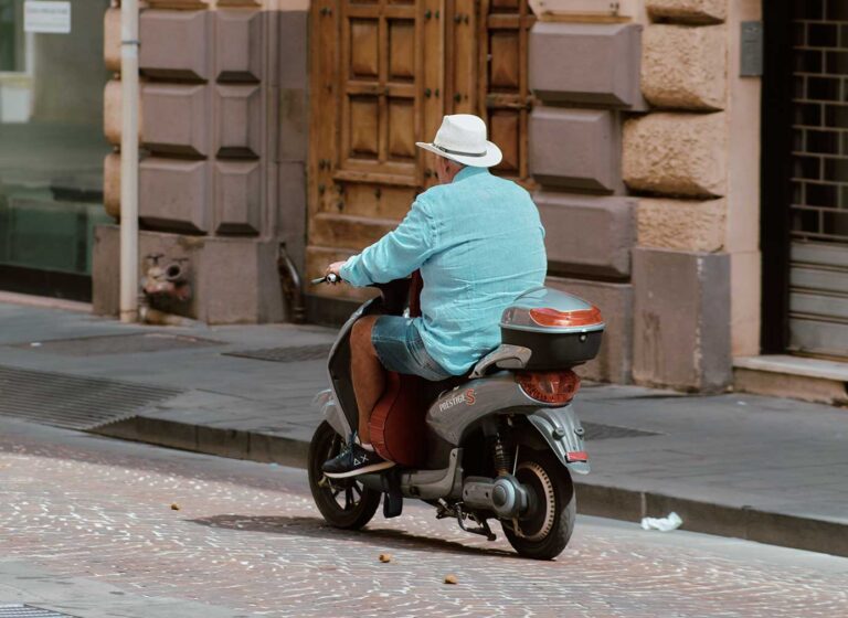 Waarom mensen in Napels op de scooter geen helm dragen