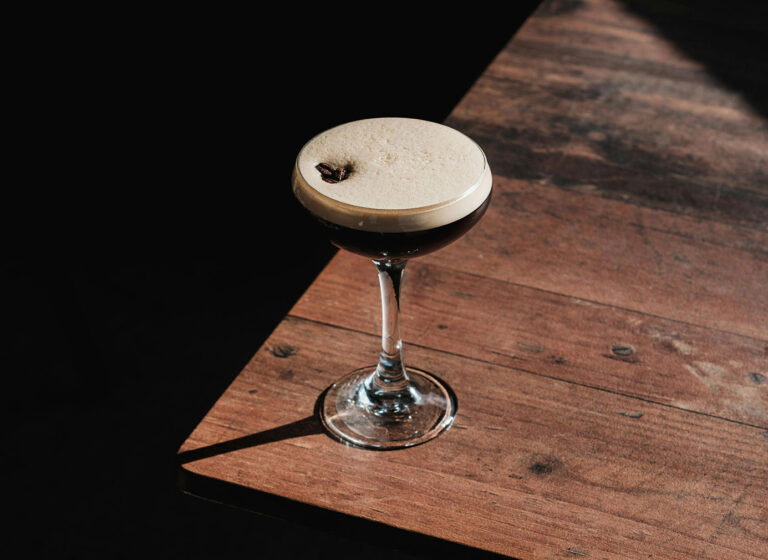 Je kunt nu een espresso martini-chocoladereep kopen