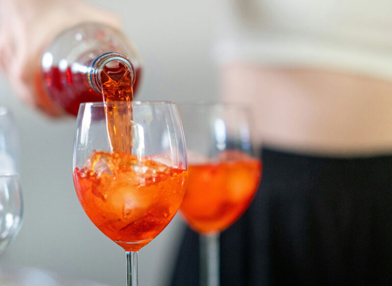 Italiaanse bartender vertelt dé truc om de perfecte Aperol spritz te maken