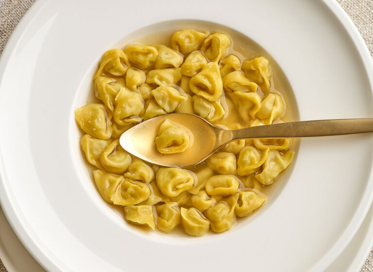 Tortellini in brodo is de perfecte opener van een feestelijk diner